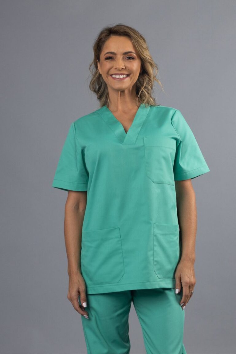 Profissional de Saúde vestida com um Pijama Cirúrgico Verde fabricado pela Unifardas