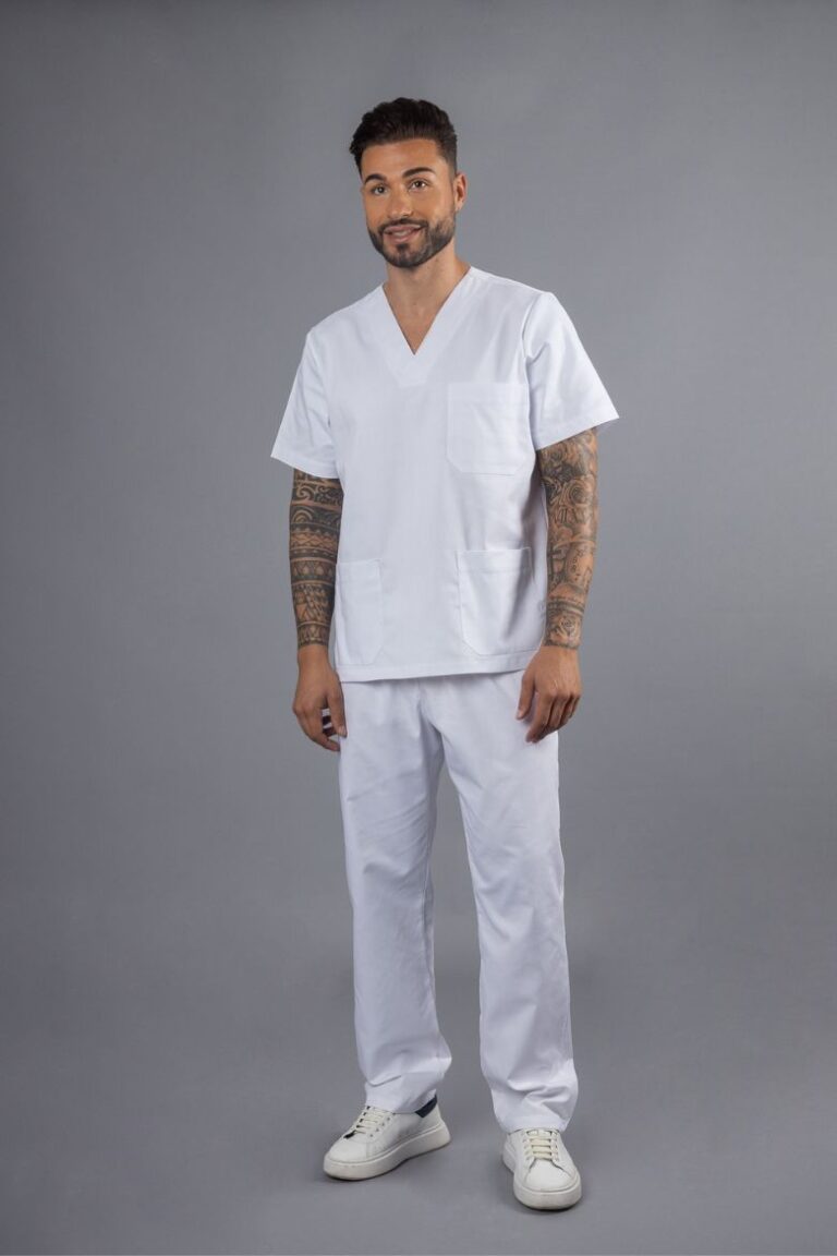 Homem vestido com um Pijama Cirúrgico Masculino de cor Branca para ser usado como Uniforme de Saúde