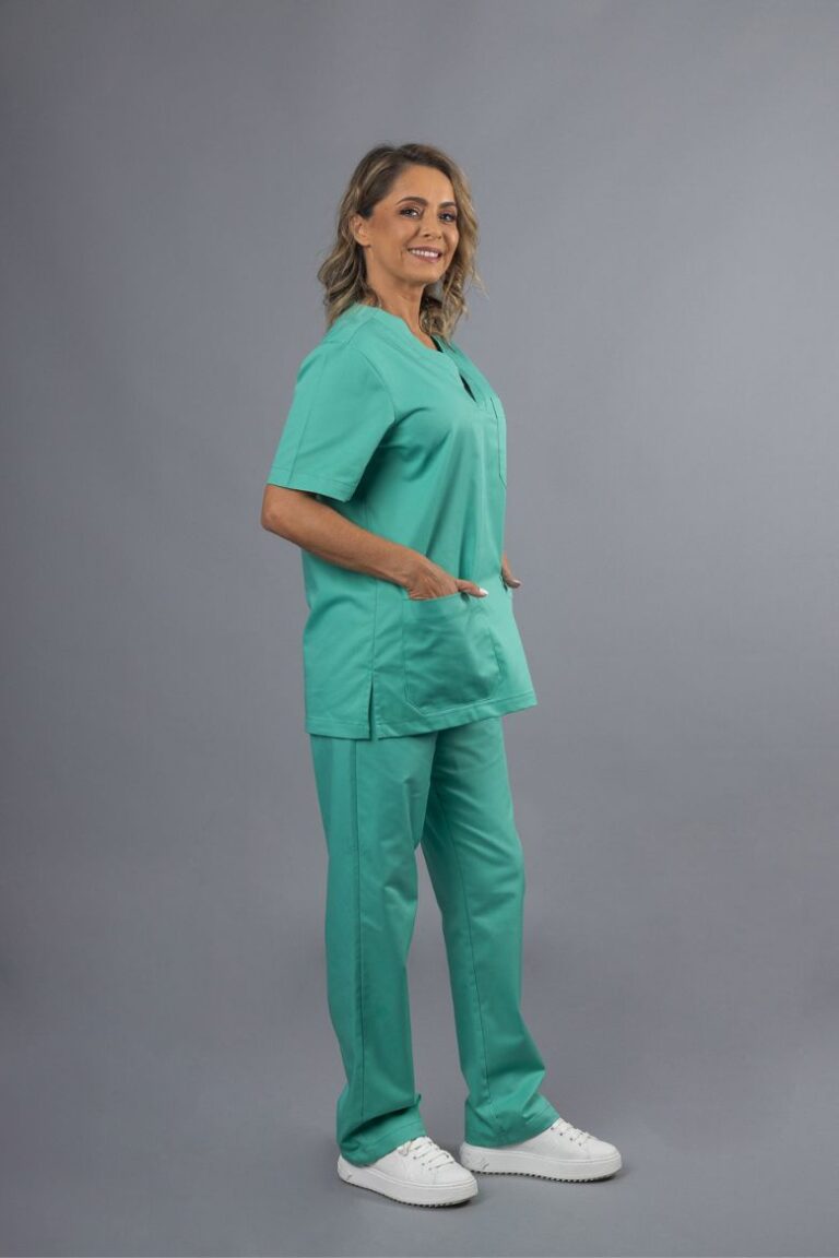Senhora vestida com um Pijama Cirúrgico de Veterinário de cor verde para ser usada como Uniforme Profissional fabricado para Unifardas