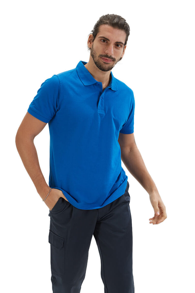 Trabalhador da indústria vestido com um polo de homem de cor azul para ser usado como farda de trabalho