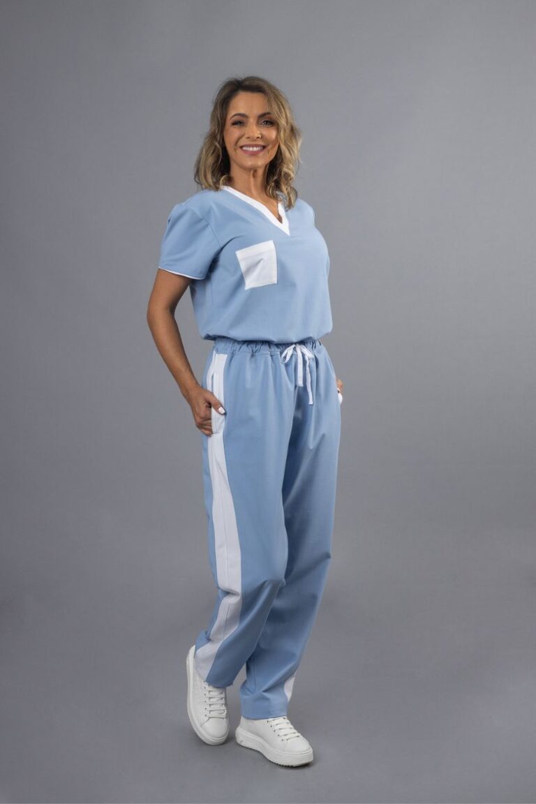 Profissional de saúde vestida com um scrub de enfermagem azul com contrastes a branco fabricado pela Unifardas