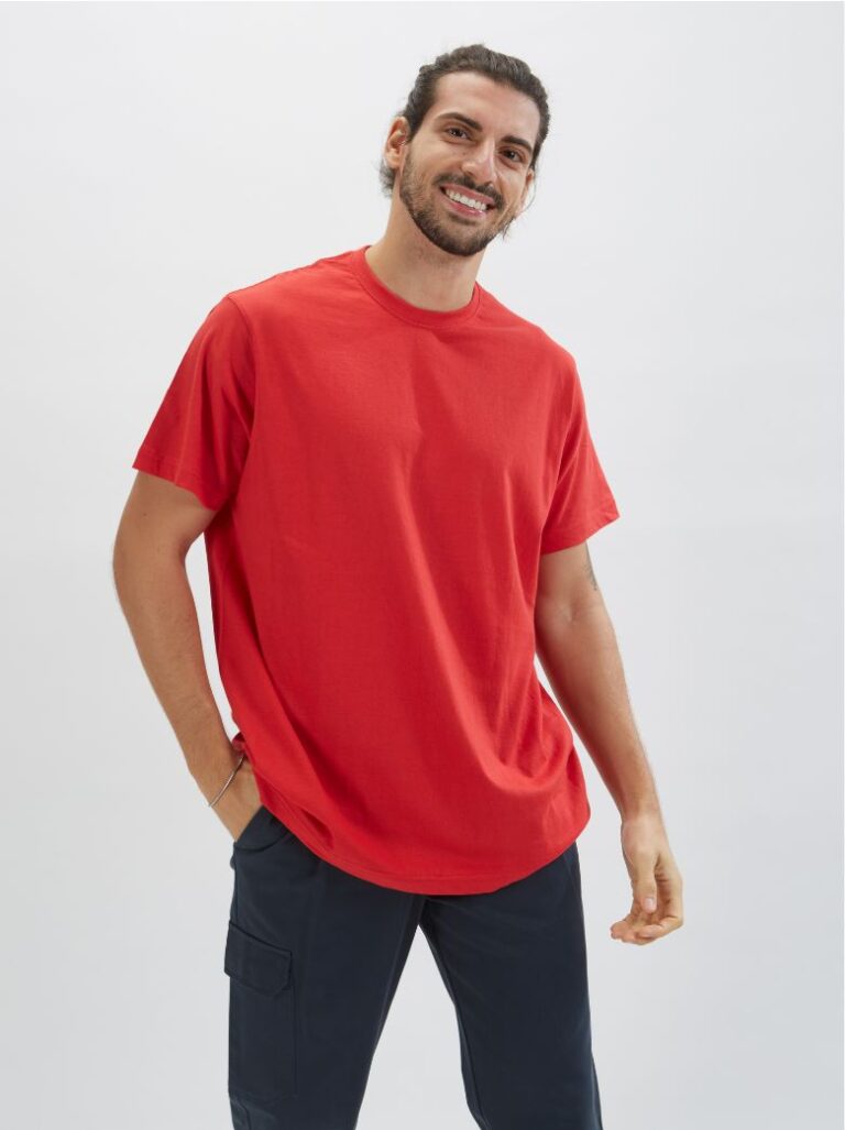 Homem vestido com uma t-shirt para trabalhar masculina