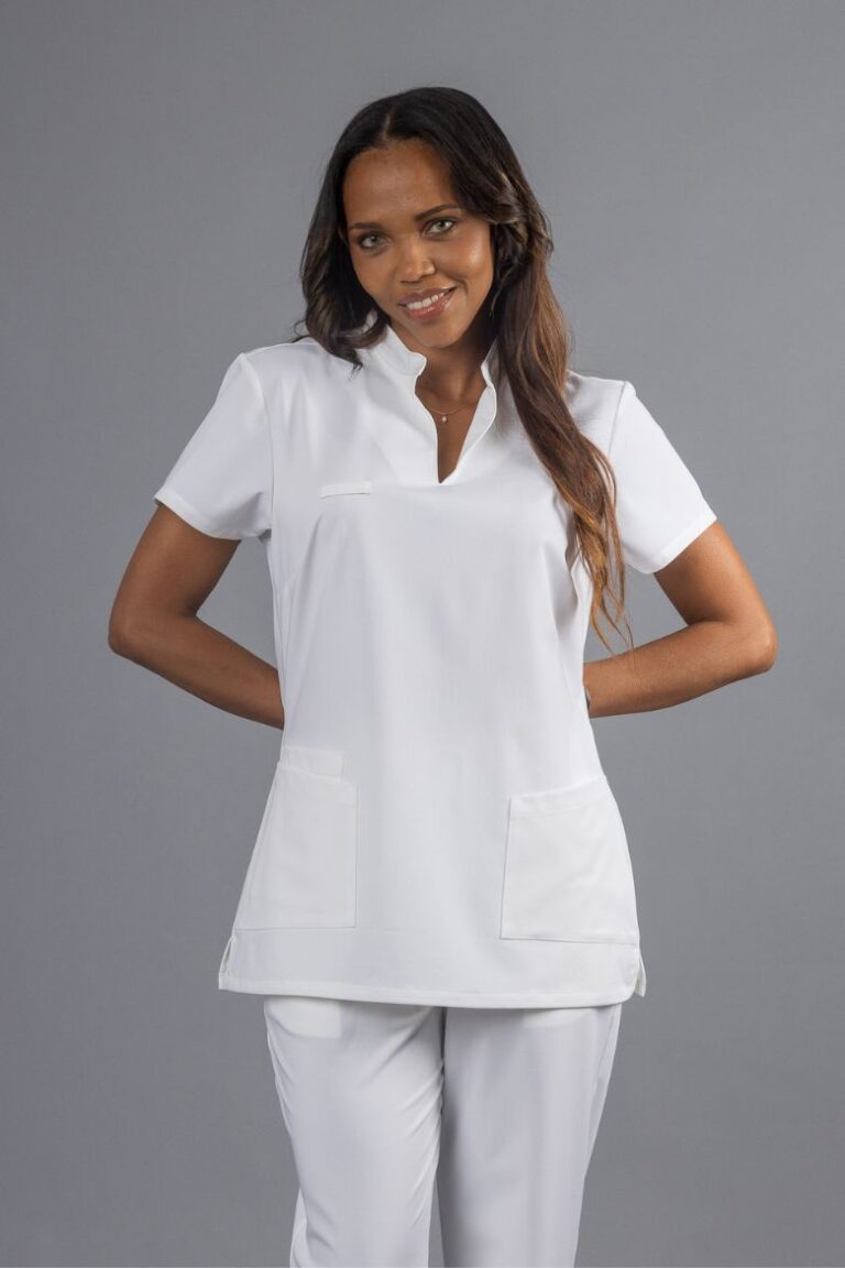 Senhora vestida com uma túnica branca feminina para ser usada como farda de trabalho na área da saúde e bem-estar