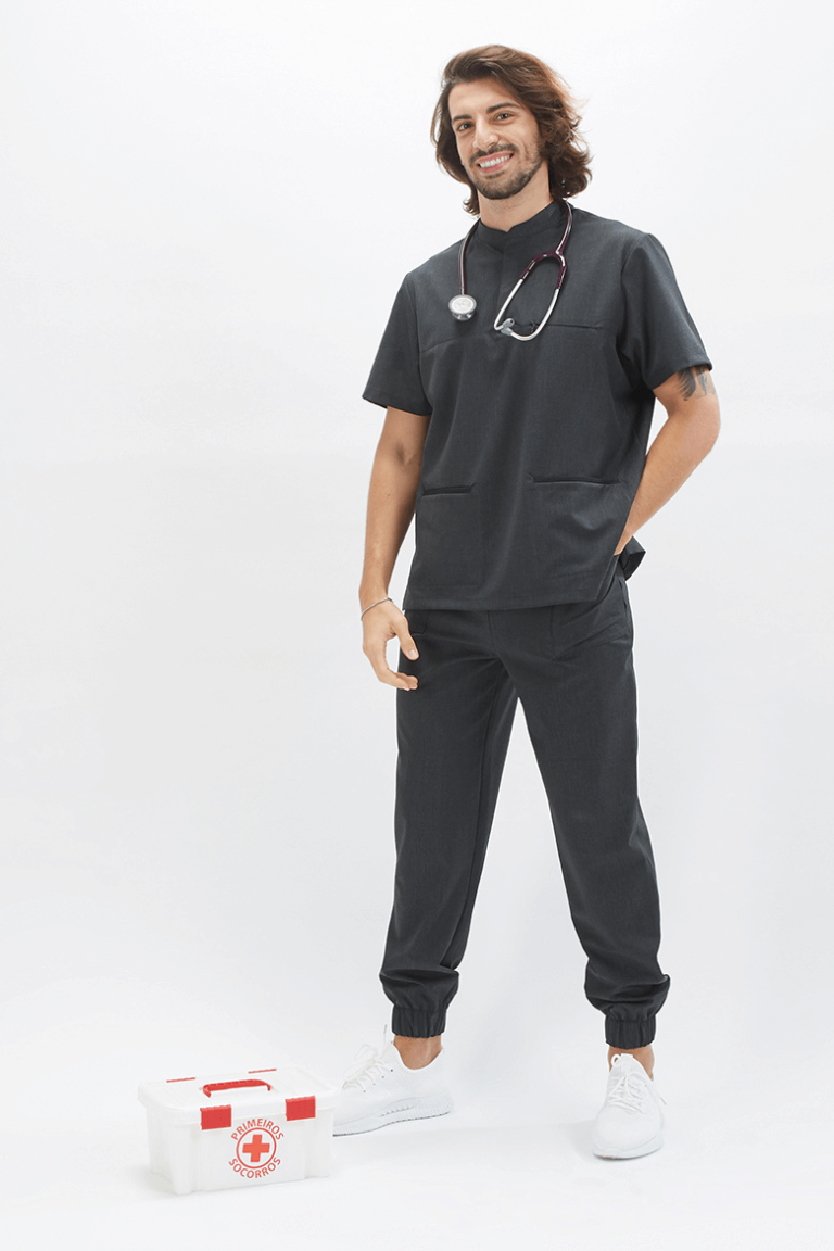 Homem vestido com uma túnica de enfermagem de cor cinzenta para ser usada como Uniforme de Saúde