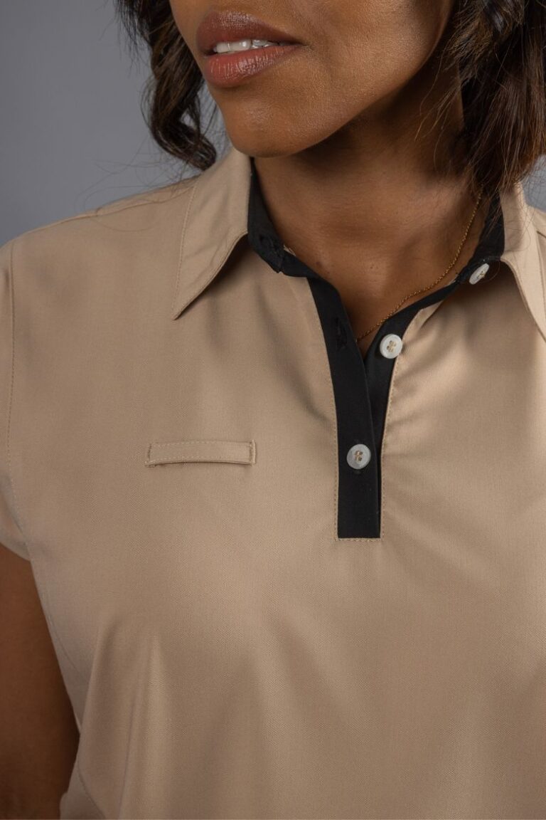 Pormenor da gola da túnica bege de trabalho para ser usada como uniforme profissional
