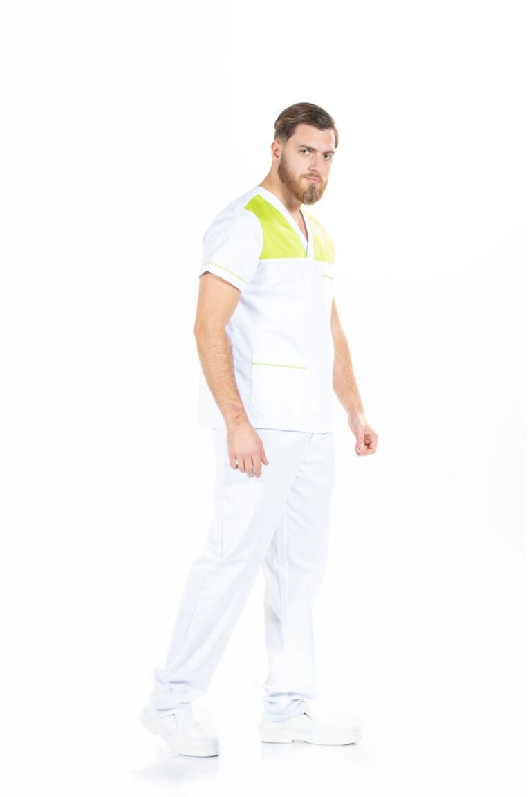 Trabalhador da área da saúde ou da prestação dos serviços vestido com uma túnica de trabalho masculina de cor branca com contraste a verde no decote