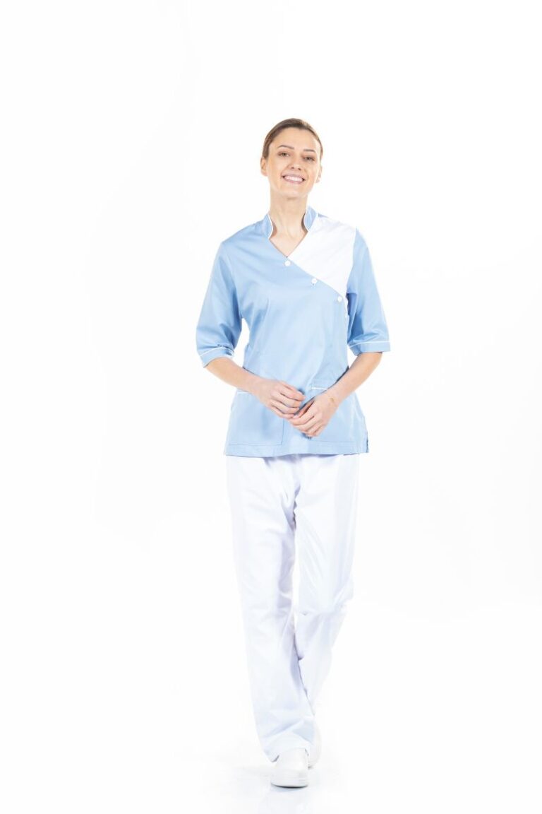 Enfermeira vestida com uma túnica para fardamento de enfermagem fabricado pela Unifardas