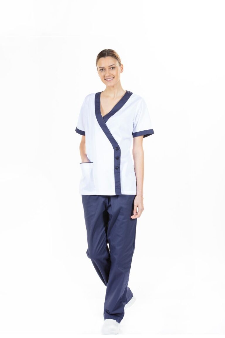 Enfermeira vestida com uma túnica hospitalar branca com contrastes em azul-marinho usada para farda médica