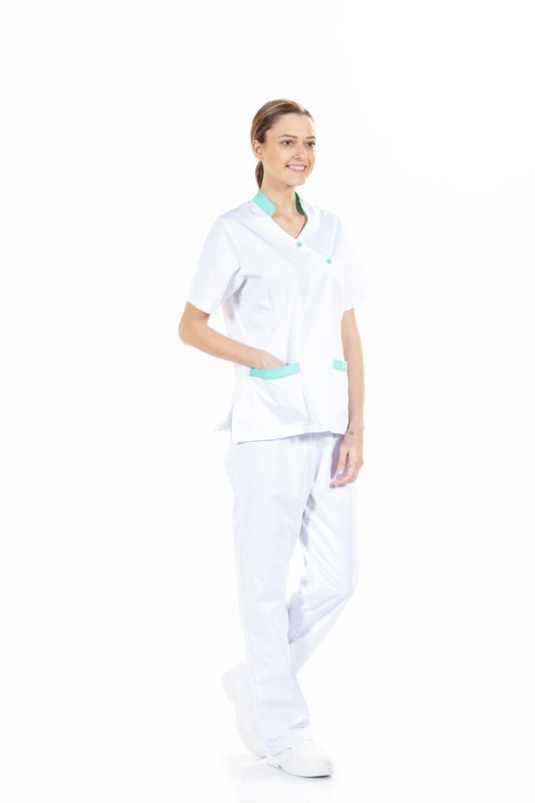 Senhora vestida com uma túnica médica branca com contrastes a verde para ser usada como Uniforme Profissional fabricado pela Unifardas