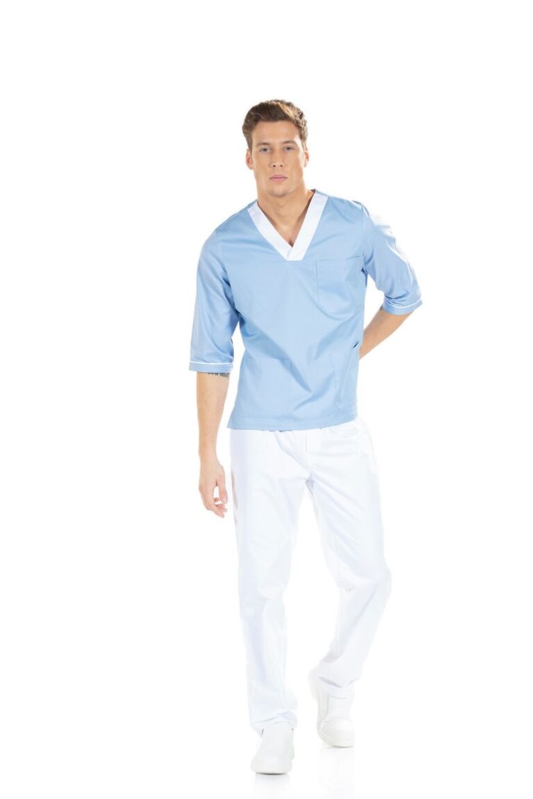 Homem vestido com túnica para enfermeiro de cor azul com gola em V na cor branca.