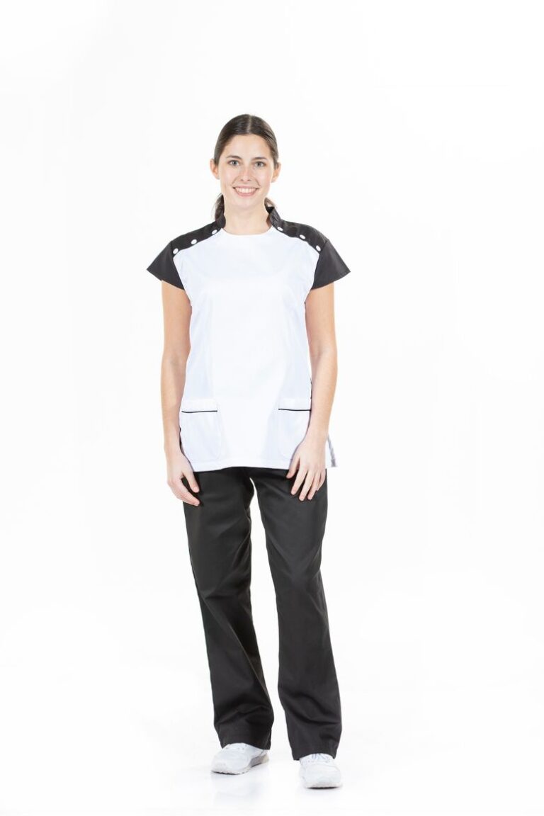 Senhora Vestida com Túnica para Esteticista na cor branca com contrastes a preto fabricada pela Unifardas
