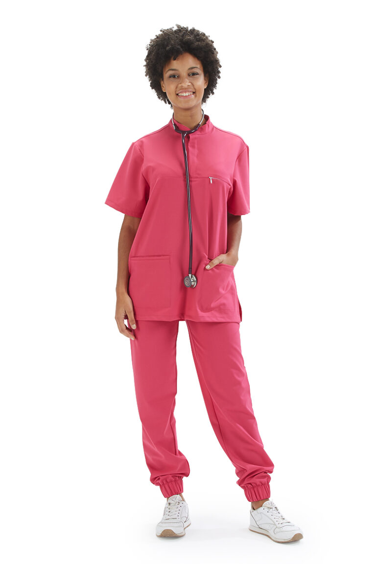 Profissional de saúde com túnica para farda de enfermeira fabricada pela Unifardas