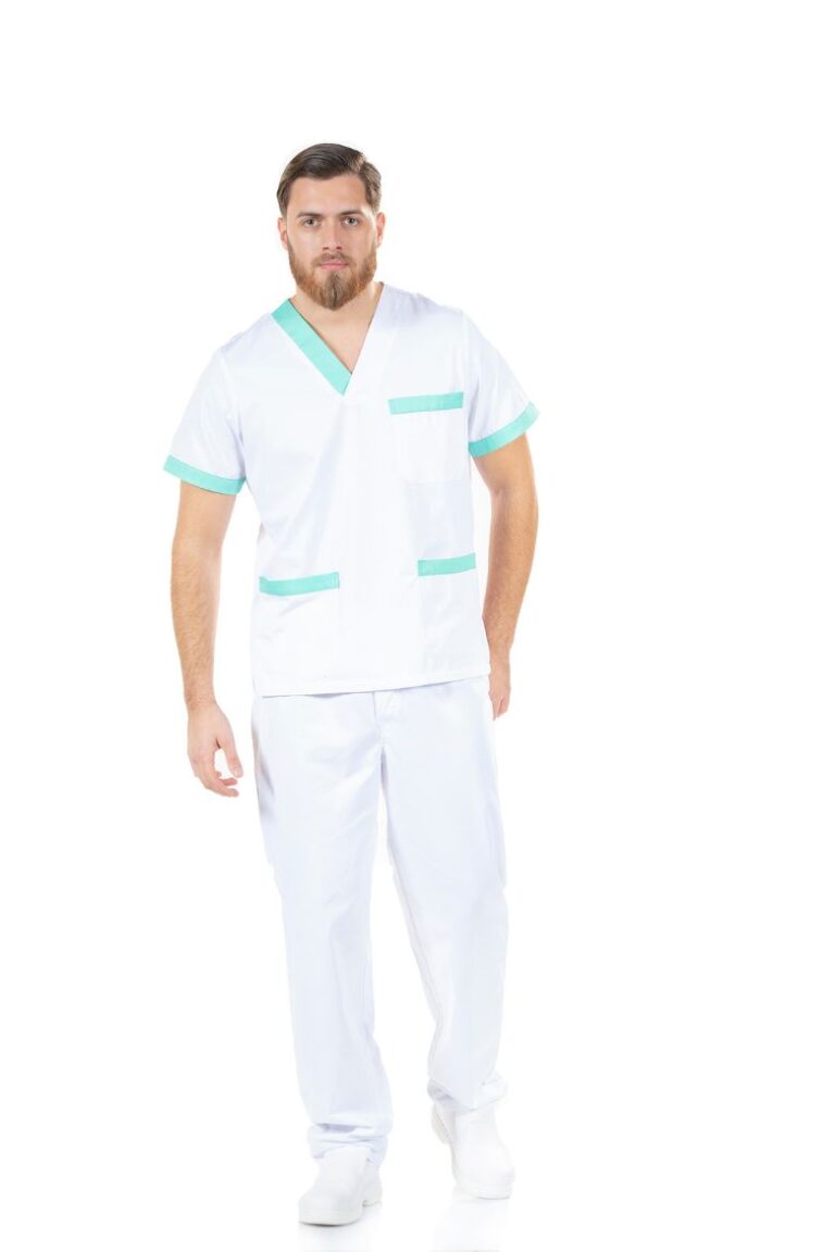 Enfermeiro vestido com Túnica para Farda Hospitalar branca com contrastes na gola e nas tiras dos bolsos a verde