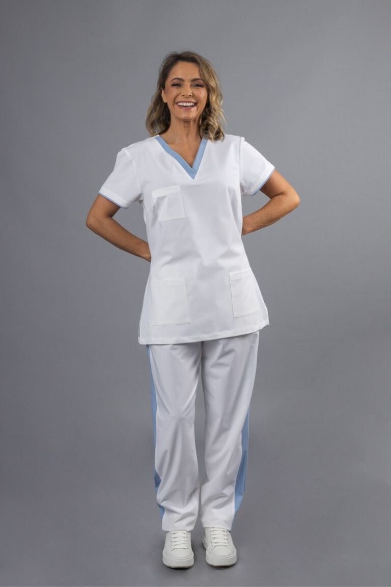 Profissional de Saúde vestida com uma Túnica para Spa de cor branca com tira em contraste azul para Uniforme de Saúde e Bem-Estar