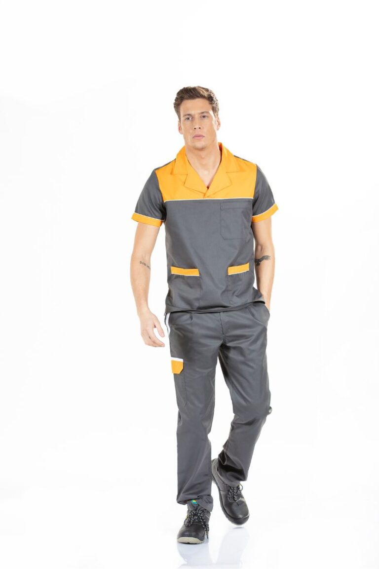 Trabalhador da área da indústria e serviço vestido com umas calças cinzentas com bolso na lateral da perna e uma túnica para uniforme de trabalho fabricado pela unifardas