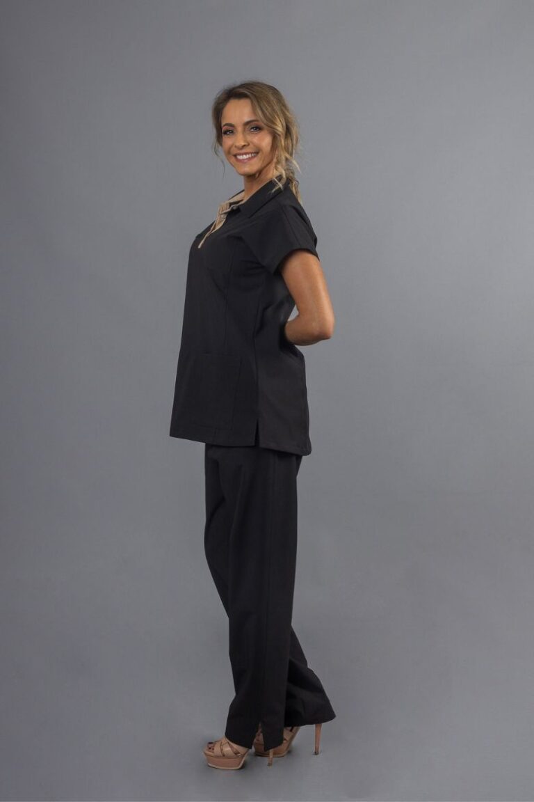 Esteticista vestida com uma túnica preta com contraste a bege na gola e uma calça preta para ser usada como Uniforme Profissional fabricado pela Unifardas