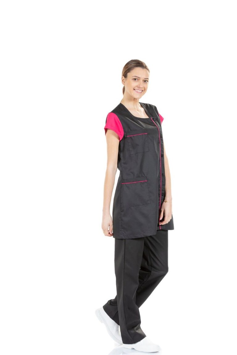 Trabalhadora vestida com bata de trabalho para uniforme de estética fabricada pela Unifardas