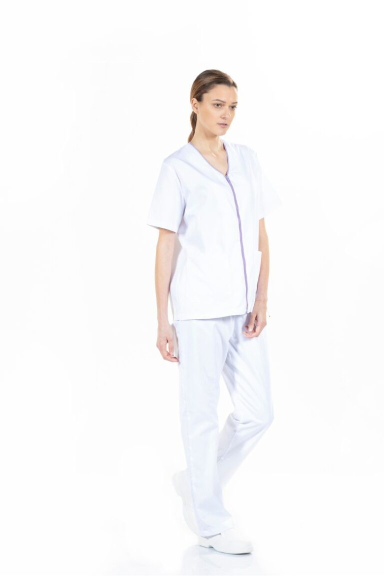 Enfermeira vestida com um casaco branca de manga curta para Uniforme Hospitalar Feminino fabricado pela Unifardas