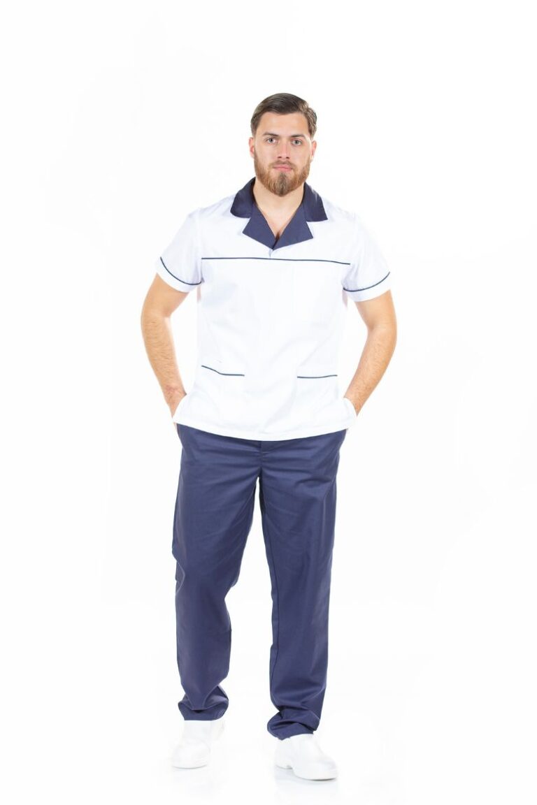 Profissional de saúde vestido com uma túnica branca com contrastes a azul-marinho para ser usada como vestuário médico