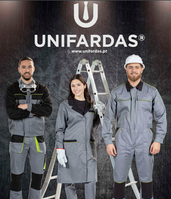 Dois trabalhadores masculinos e uma trabalhadora feminina da indústria vestidos com fardas de trabalho cinzentas, pretas e com contrastes a verde fabricadas pela Unifardas