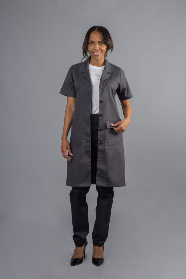 Senhora vestida com uma calça preta e uma bata cinza de manga curta para ser usada como peça de vestuário de trabalho fabricada pela Unifardas