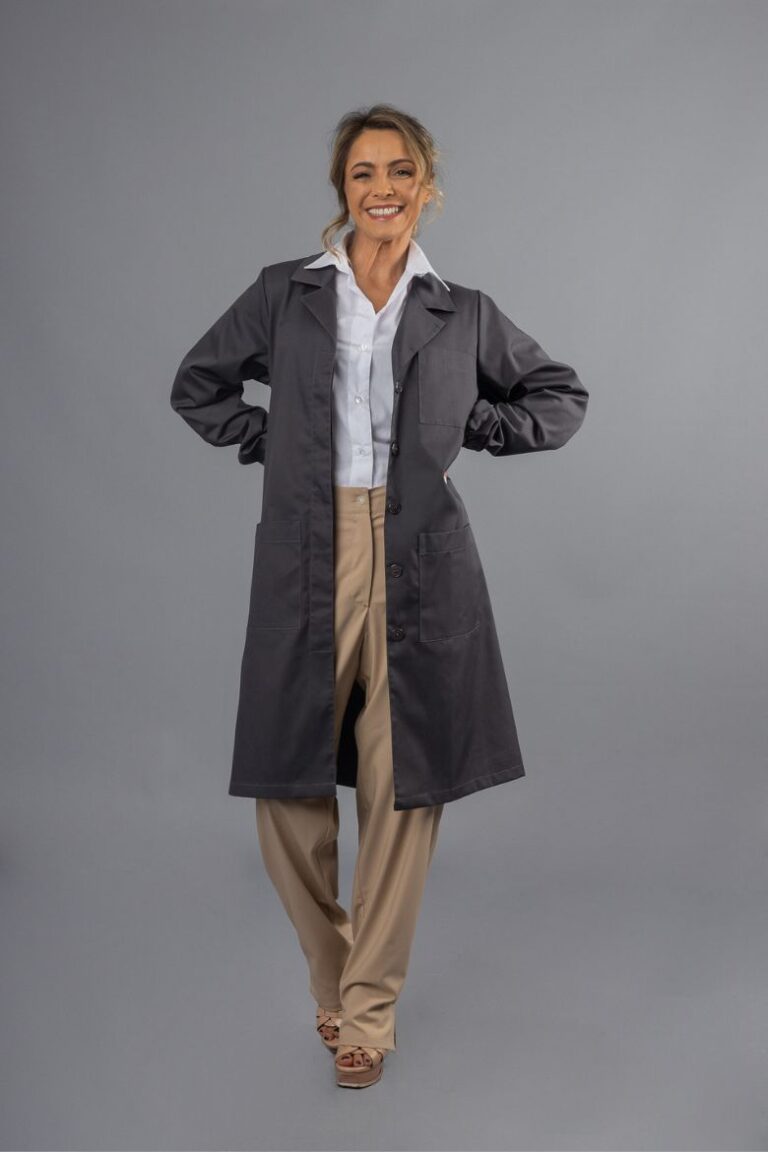Senhora vestida com Bata com Elástico nos Punhos de cor cinzenta para ser usada como Uniforme Profissional