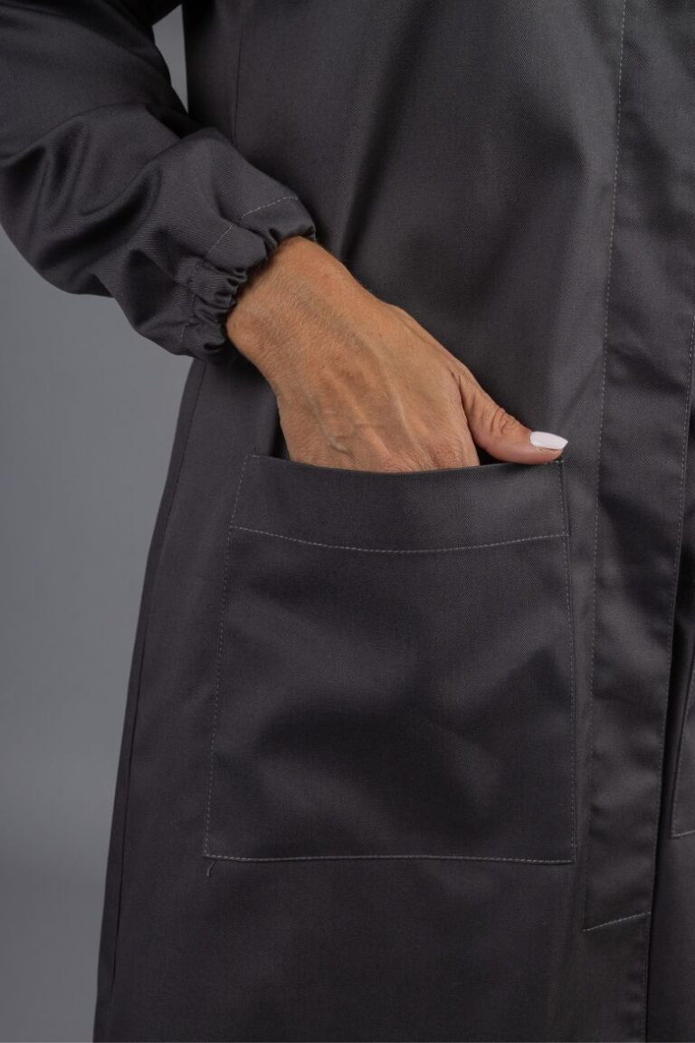 Pormenor do bolso da bata de trabalho de senhora fabricada pela Unifardas
