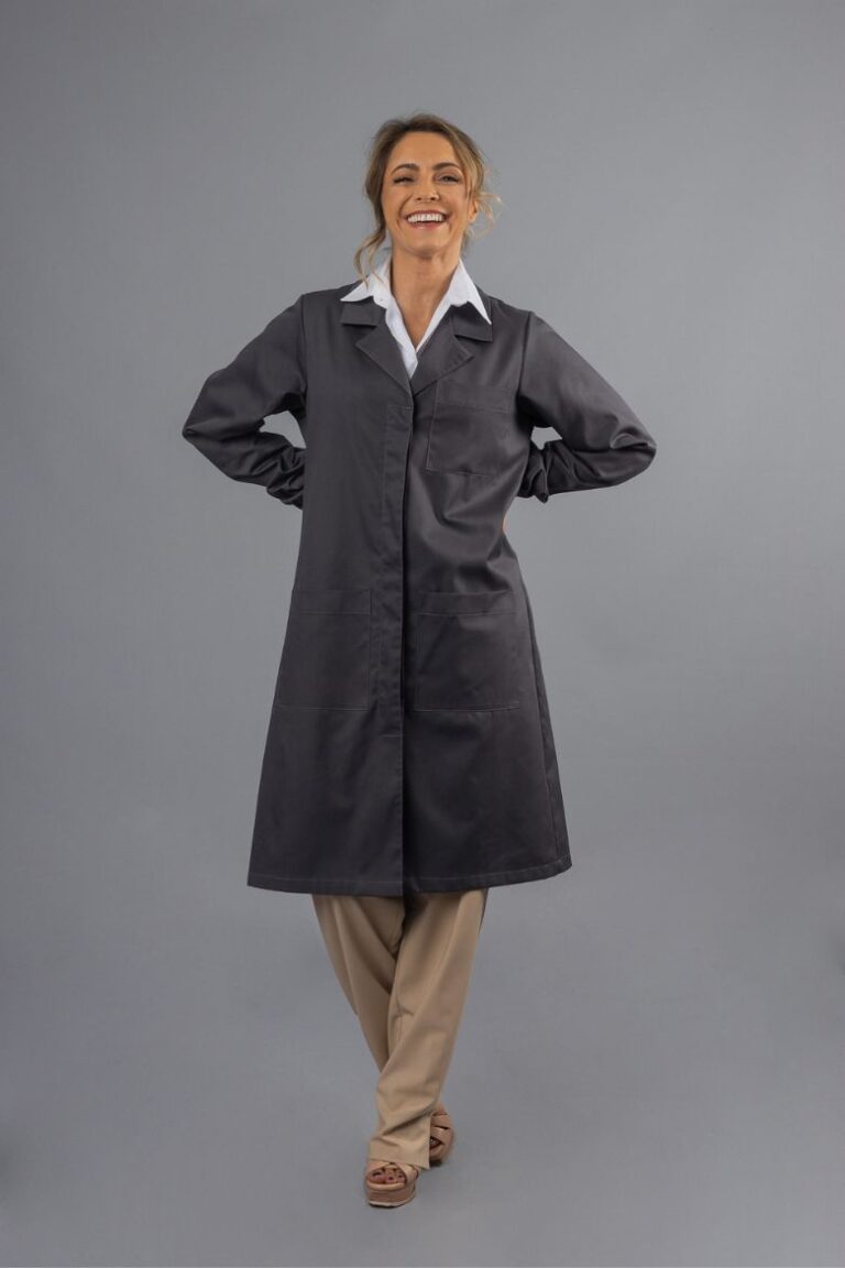 Senhora vestida com uma bata de trabalho cinzenta para ser usada como Uniforme Profissional