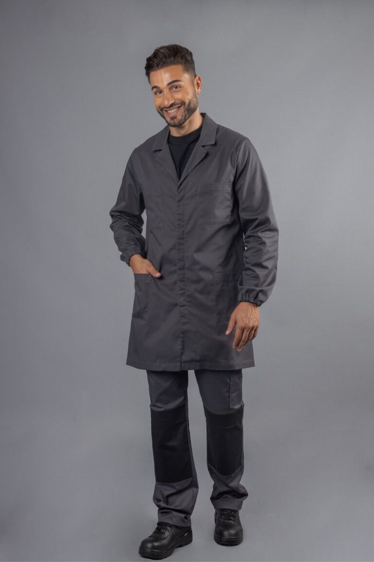 Trabalhador da área da Indústria vestido com uma Bata Industrial Masculina Cinzenta para ser usada como Uniforme Profissional fabricado pela Unifardas
