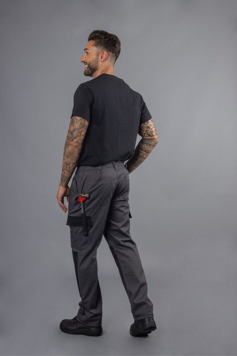 Homem vestido com uma t-shirt preta e umas calças de trabalho com joelheiras para serem usadas como farda de trabalho