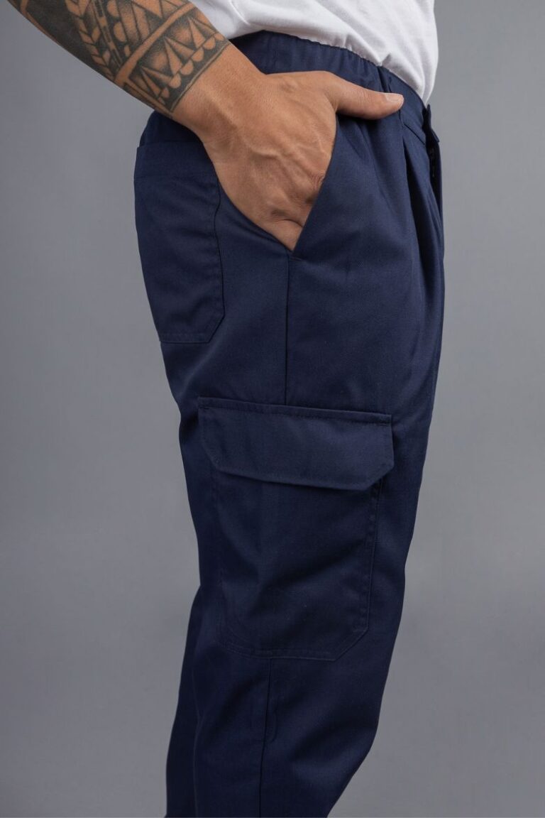 Pormenor do bolso das calças multibolsos unissexo na cor azul-marinho para ser usada como peça de roupa de trabalho para a área da indústria, fabricadas pela Unifardas