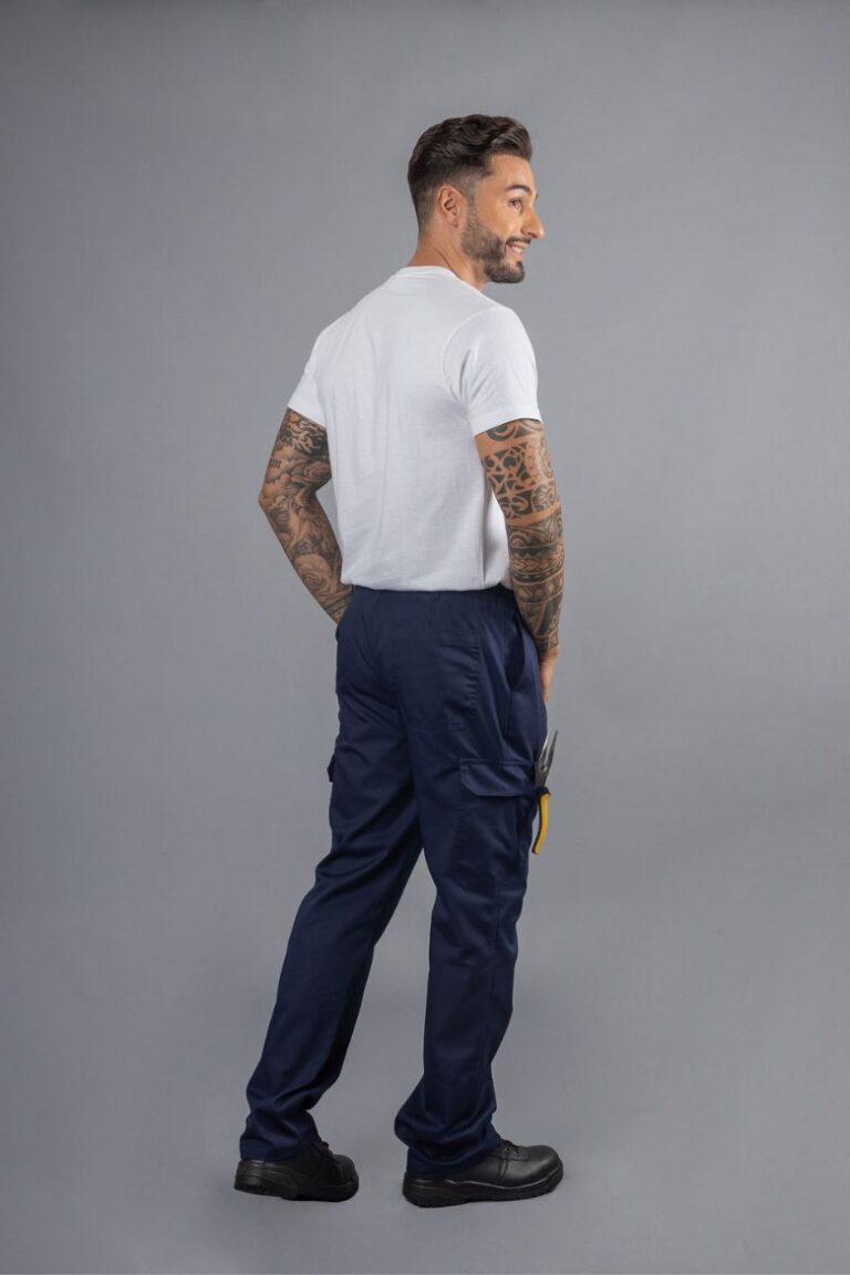 Trabalhador vestido com umas calças multibolsos de trabalho de cor azul marinhas fabricadas pela Unifardas