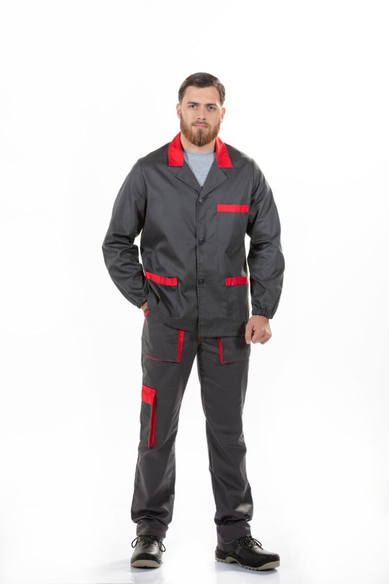 Homem vestido com um casaco para farda de trabalho personalizada para a área da indústria fabricada pela Unifardas