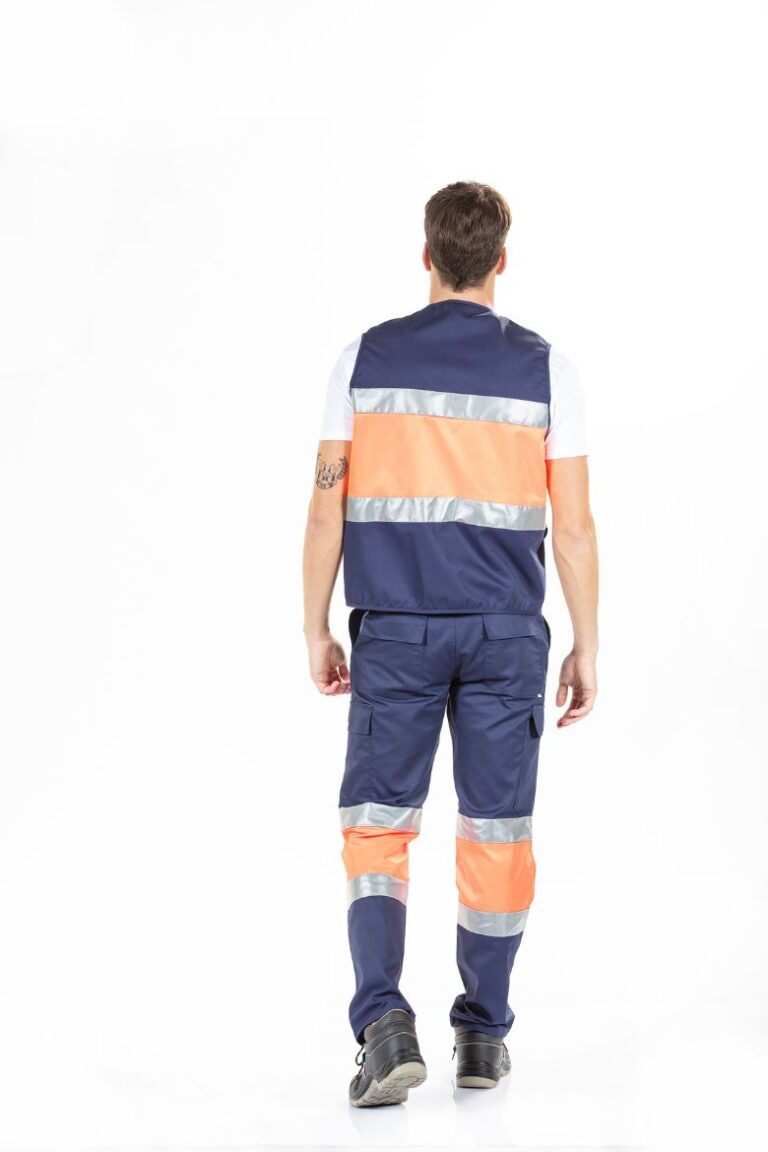 Trabalhador de costas com um colete de alta visibilidade e umas calças também de alta visibilidade fabricadas pela Unifardas