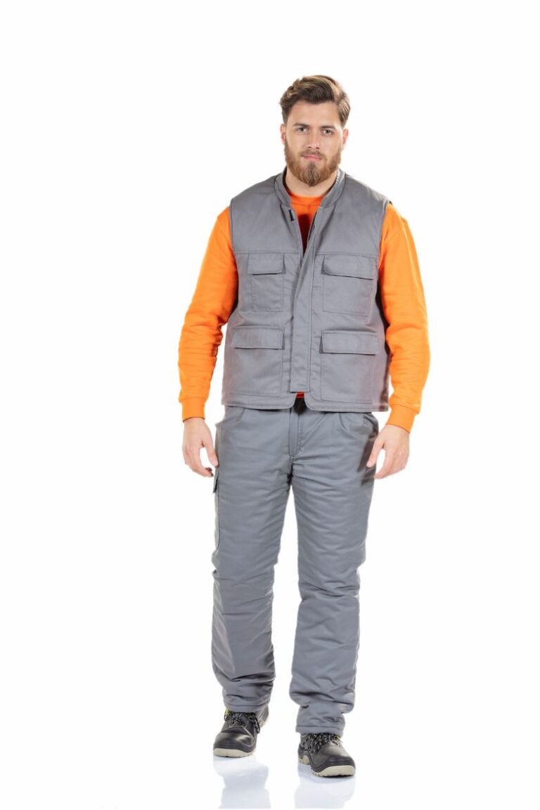 Homem vestido com um colete de trabalho acolchoado para ser usado como roupa de trabalho fabricado pela Unifardas