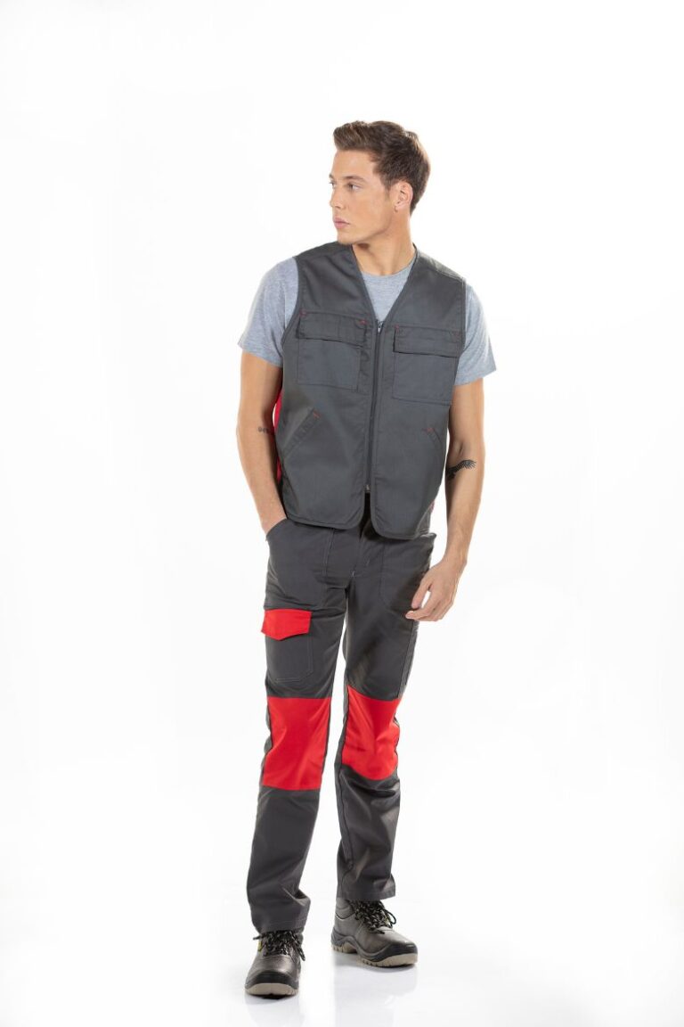 Trabalhador vestido com um colete de trabalho multibolsos de cor cinzenta para ser usado como uniforme de trabalho fabricado pela Unifardas