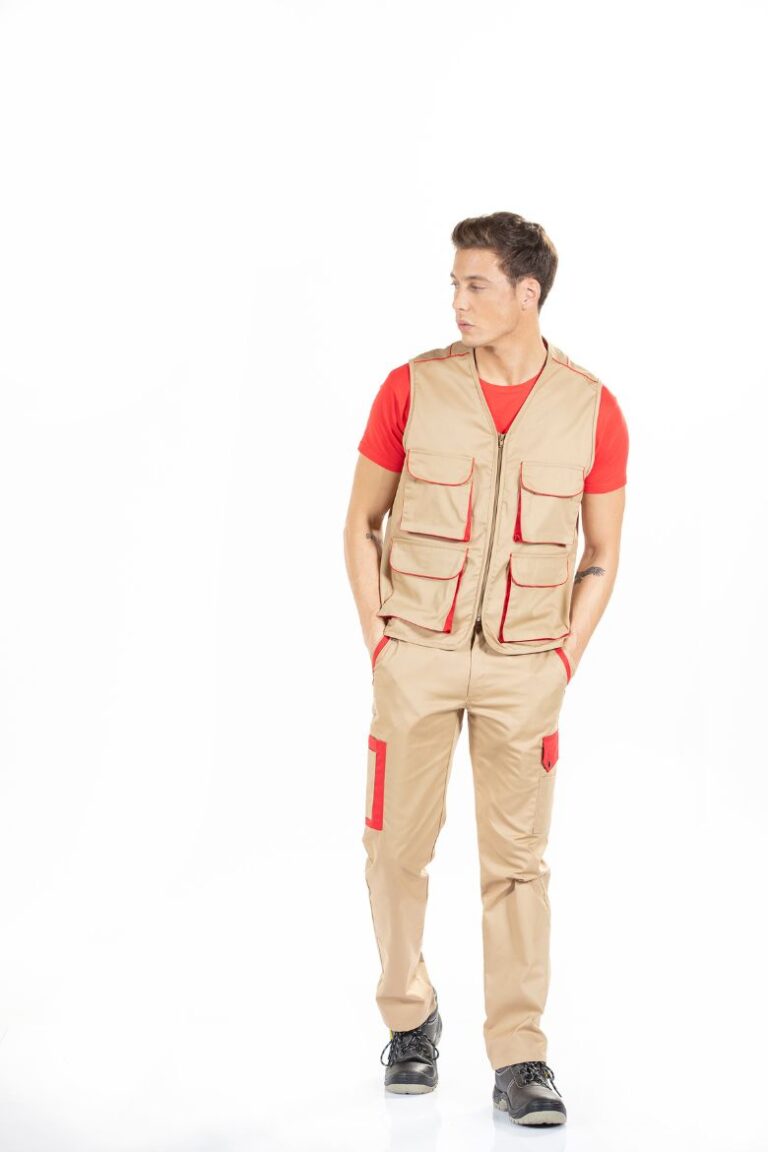 Trabalhador vestido com um colete de trabalho para homem de cor bege com contrastes vermelhos para ser usado como uniforme de trabalho