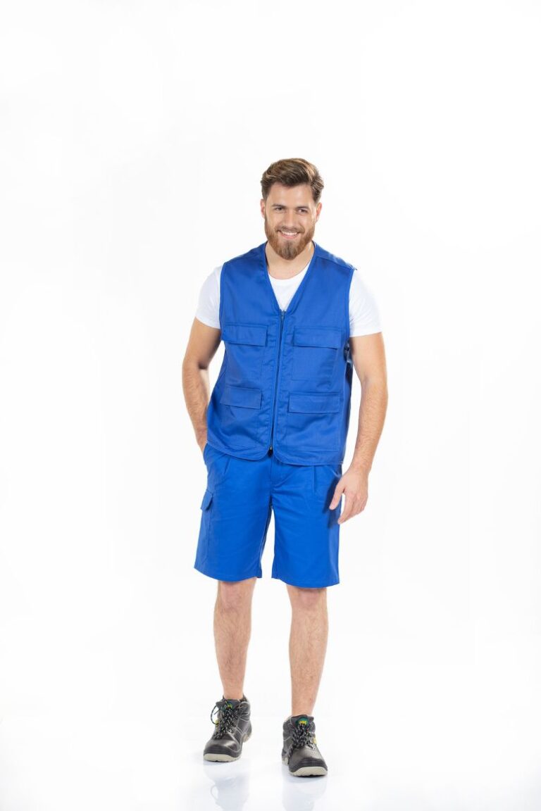 Trabalhador da Indústria vestido com um colete para fardamento e umas bermudas da cor azul fabricadas pela Unifardas