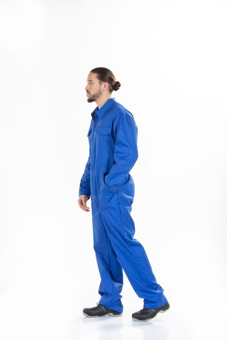 Trabalhador vestido com um fato macaco azul para ser usado como uniforme de trabalho fabricado pela unifardas