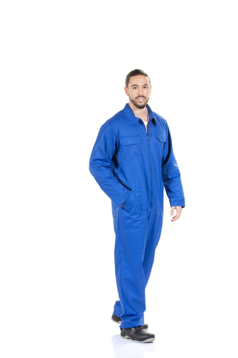 Trabalhador vestido com um fato macaco azul para ser usado como peça de vestuário de trabalho para as áreas da indústria e dos serviços.