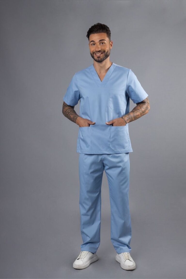 Homem vestido com uma calça azul de saúde unissexo para ser usada como peça de farda de trabalho fabricada pela unifardas