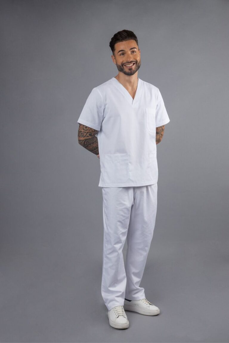 Profissional de saúde vestido com túnica médica branca para