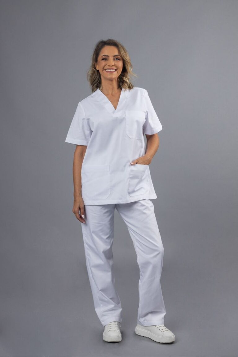 Profissional de saúde vestida com túnica médica branca para farda hospitalar