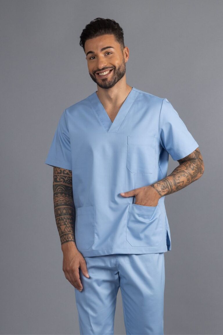 Profissional de Saúde Vestido com uma túnica médica azul com 3 bolsos fabicada pela Unifardas
