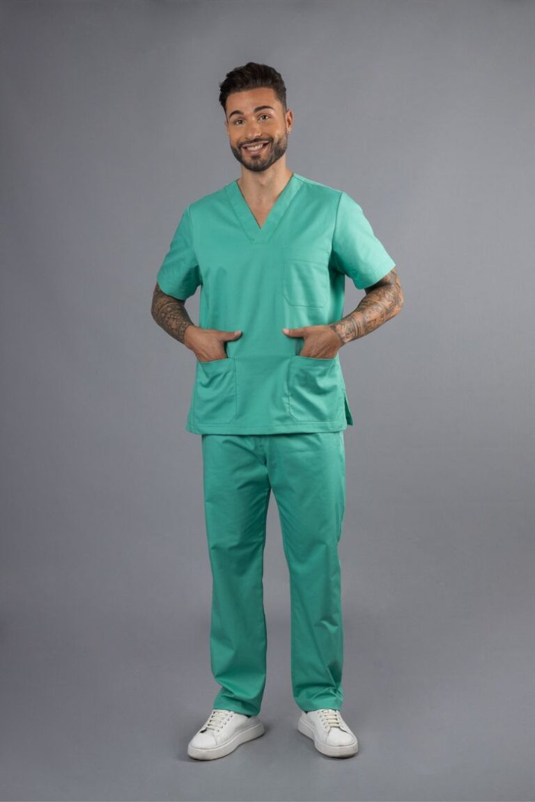 Profissional de Saúde vestido com uma Túnica Médica Verde para ser usada como Uniforme Profissional fabricado pela Unifardas