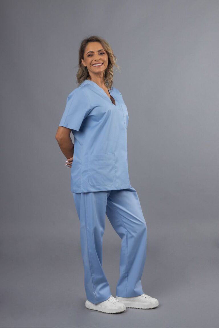 Enfermeira vestida com uma calça azul de saúde unissexo para ser usada como peça de farda de trabalho fabricada pela unifardas