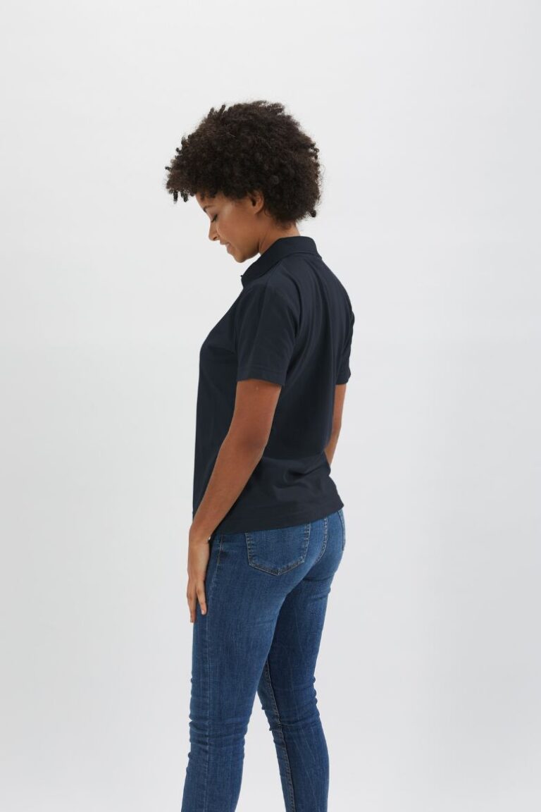 Senhora vestida com um Polo Unissexo de Trabalho de cor azul marinho para ser usado como roupa de trabalho fabricado pela unifardas