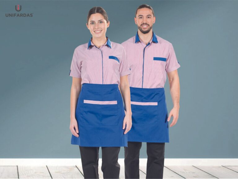 Dois trabalhadores da área da hotelaria vestidos com uniformes de trabalho para o verão fabricados pela Unifardas