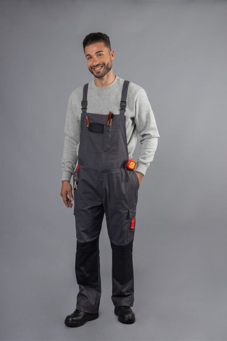 Trabalhador vestido com uma Jardineira para mecânico de cor cinza