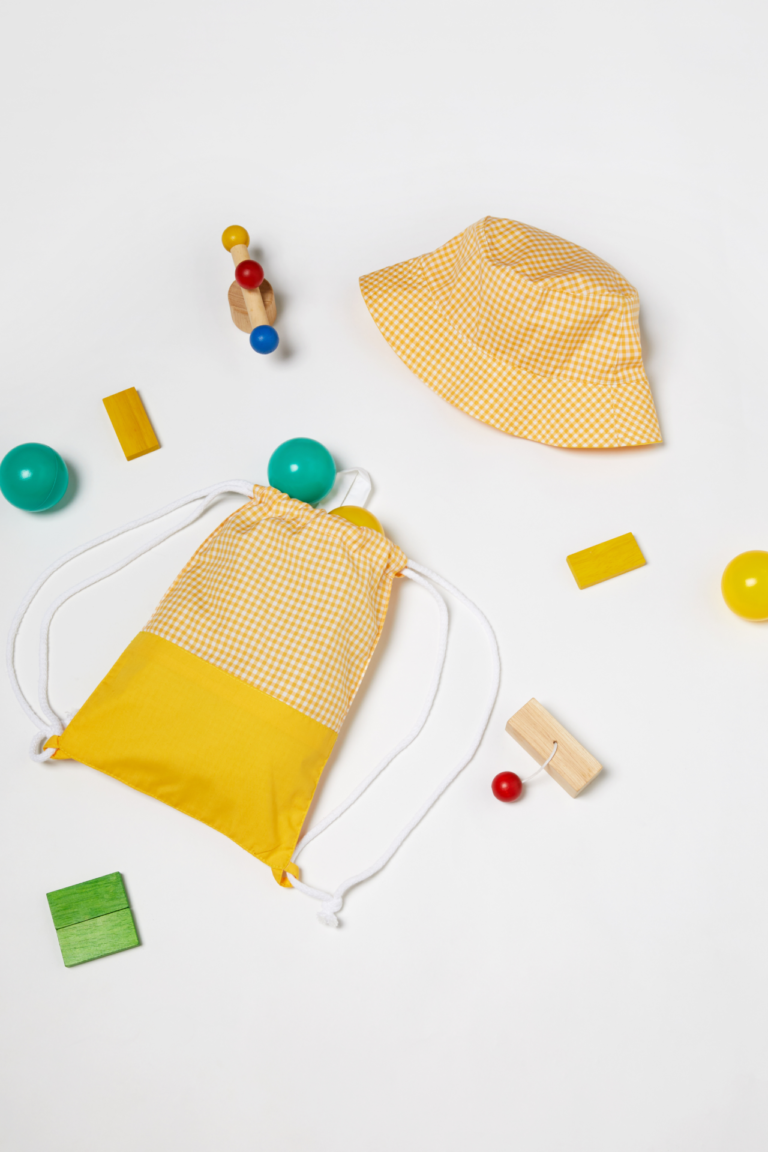 Kit Chapéu e Mochila na cor Amarela para ser usado como Uniforme Escolar